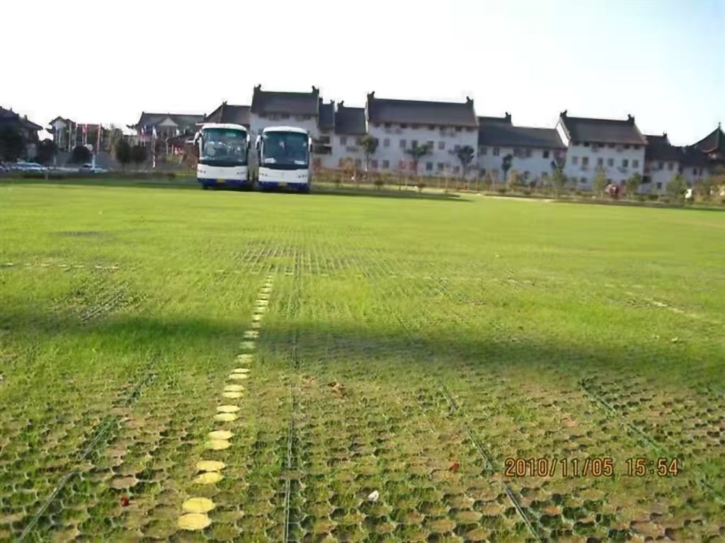 打造堅(jiān)固綠坪:昆明盤德工程材料有限公司植草格標(biāo)準(zhǔn)化施工指南