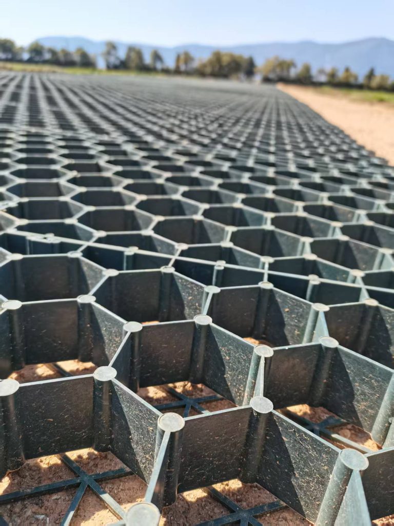 讓綠色與承重兼得:昆明盤(pán)德工程材料有限公司為您解析“植草格”的卓越價(jià)值